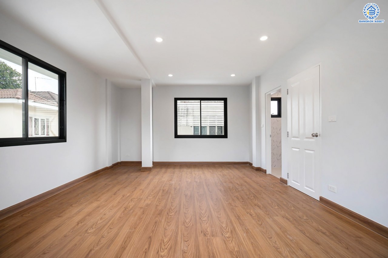 บ้านมือสองตกแต่งใหม่ แบรนด์ LH โครงการ ชัยพฤกษ์ บางบัวทอง หลังใหญ่ เนื้อที่ 76 ตร.ว. ฟังก์ชัน 3 ห้องนอน 2 ห้องน้ำ จอดรถได้ 2 คัน พร้อม Facilities ครบครัน บนทำเลเดินทางสะดวก ติดถนนบางกรวย-ไทรน้อย ใกล้เซ็นทรัลเวสต์เกต และรถไฟฟ้าสายสีม่วง "สถานีบางพลู"